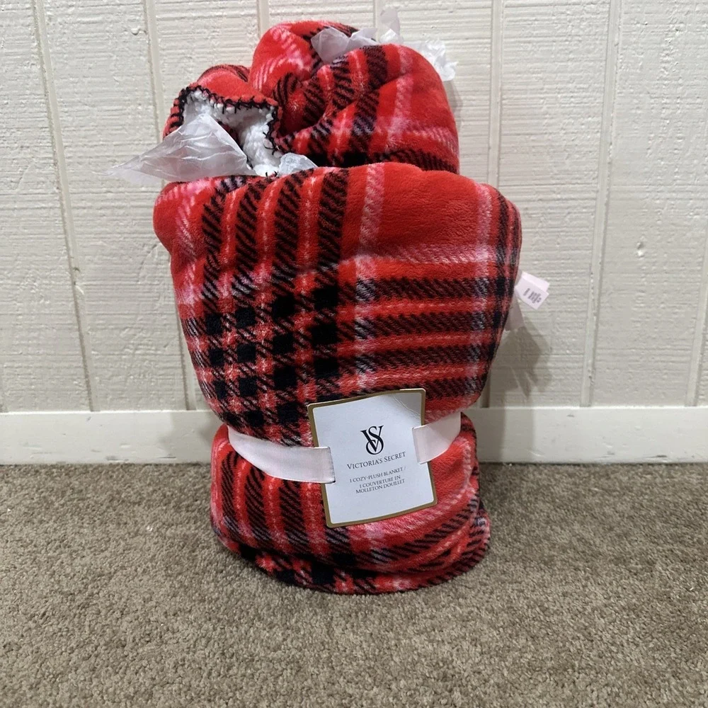 Victoria's Secret Plush Sherpa Cozy Fleece Throw Blanket Red Plaid Holiday 2024